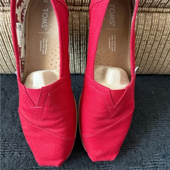 TOMS Men’s Red Canvas Slip-On Shoes - Picture 2 of 7